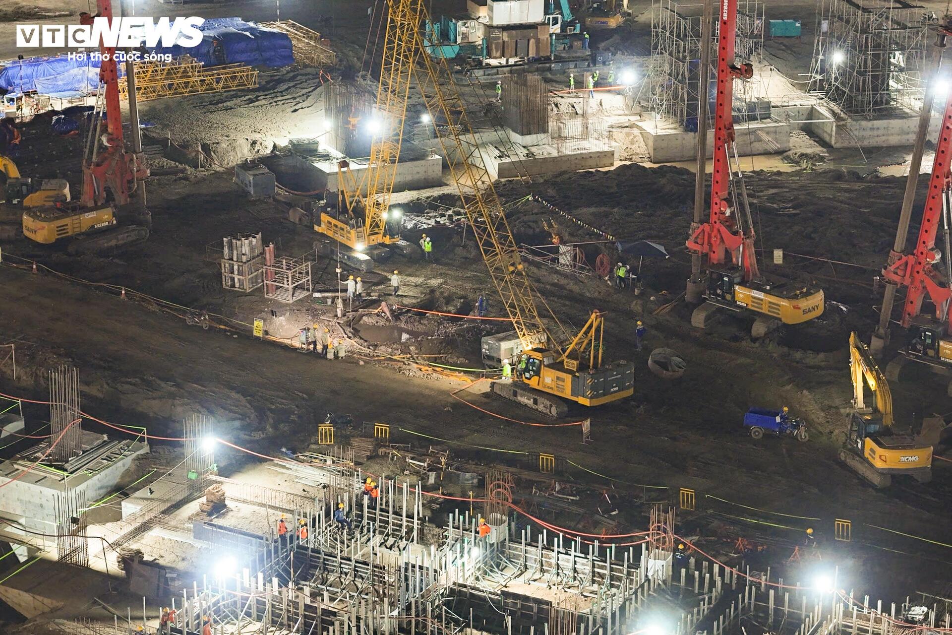 Đại công trường rực sáng xuyên đêm, tăng tốc xây sân vận động lớn nhất thế giới - Ảnh 6