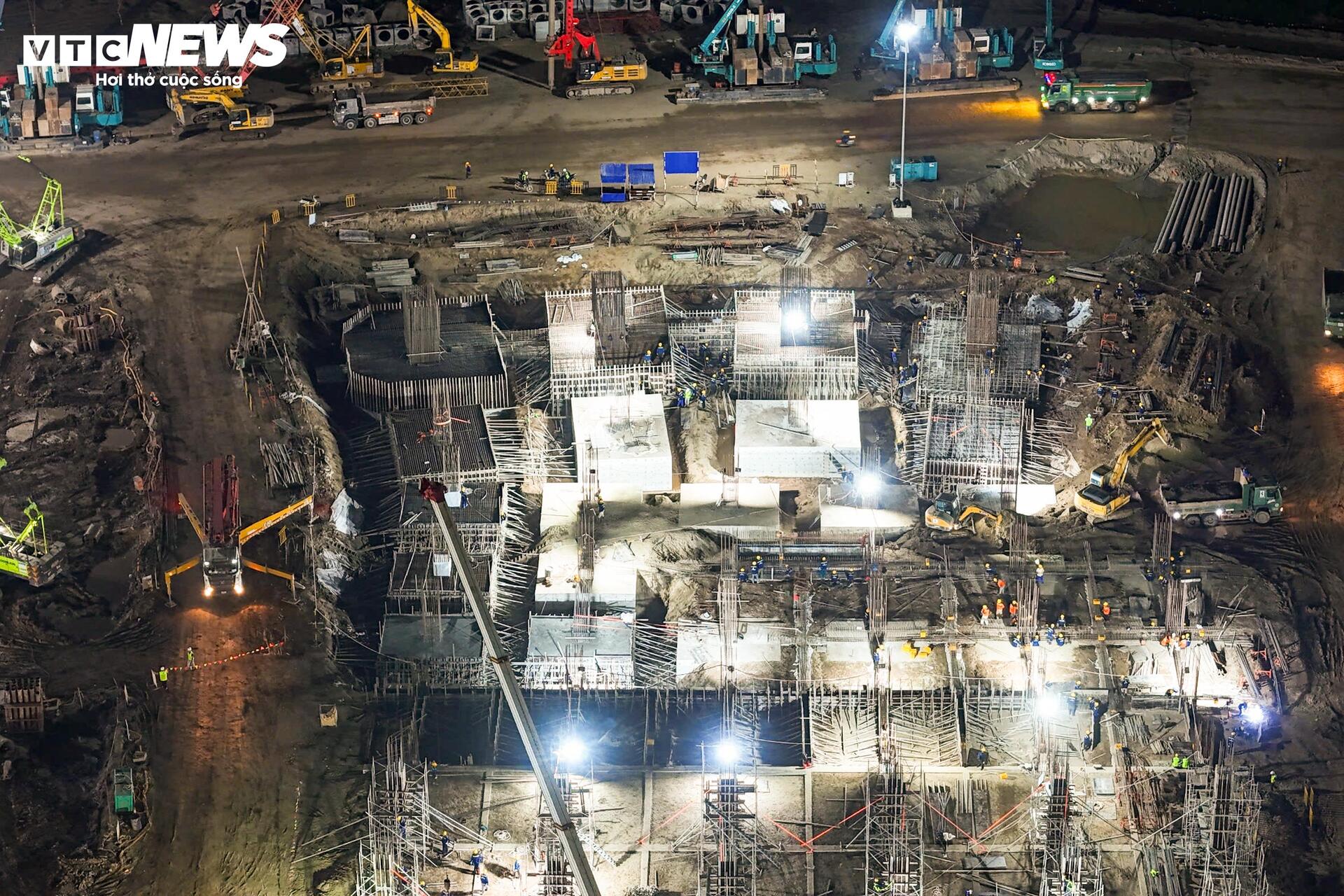 Đại công trường rực sáng xuyên đêm, tăng tốc xây sân vận động lớn nhất thế giới - Ảnh 8