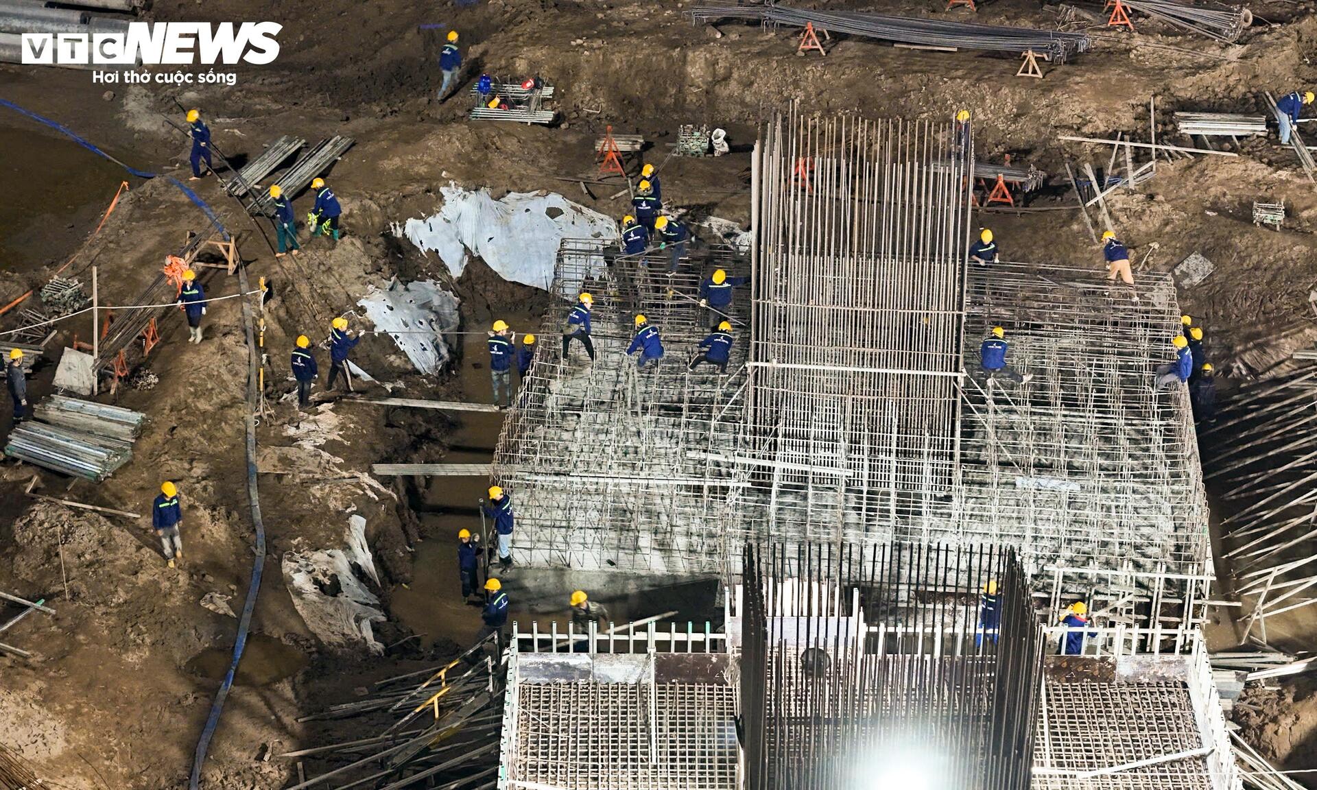 Đại công trường rực sáng xuyên đêm, tăng tốc xây sân vận động lớn nhất thế giới - Ảnh 7