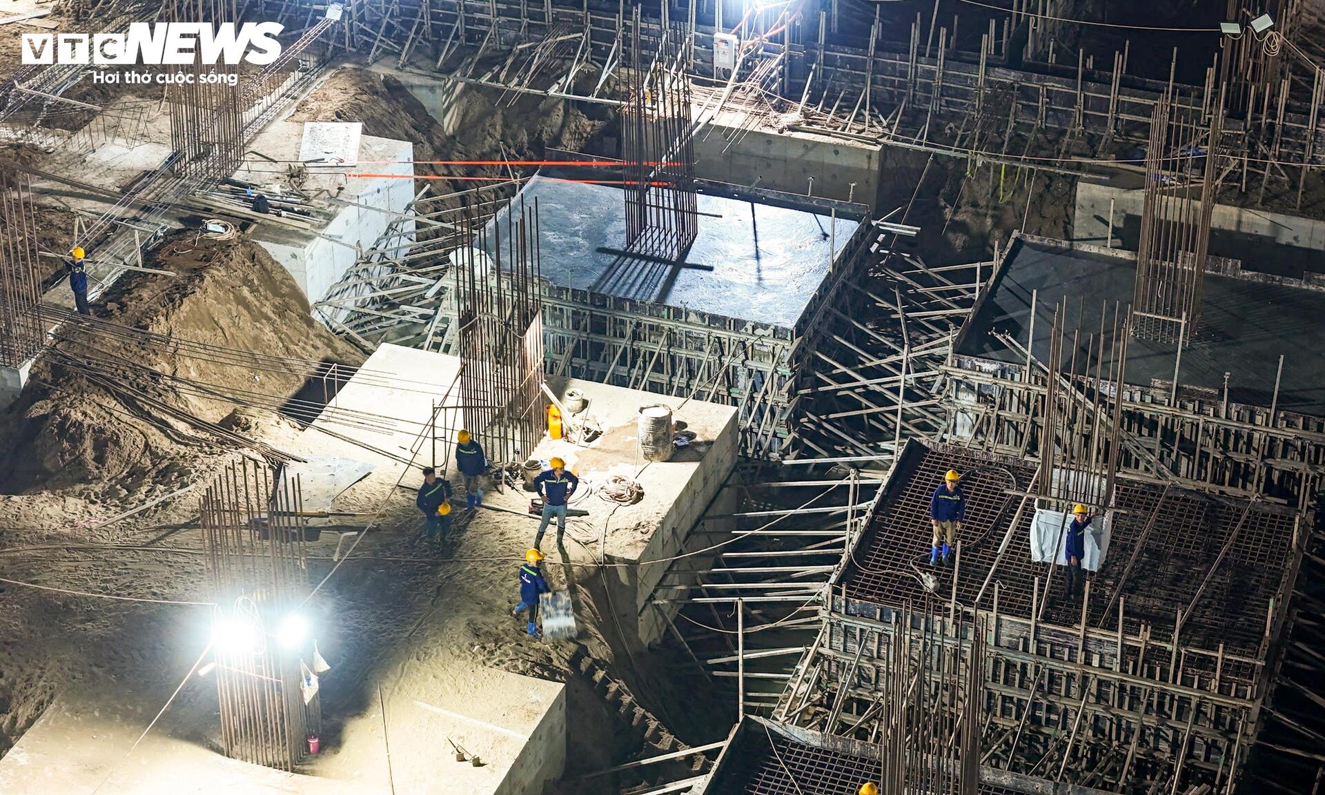 Đại công trường rực sáng xuyên đêm, tăng tốc xây sân vận động lớn nhất thế giới - Ảnh 9