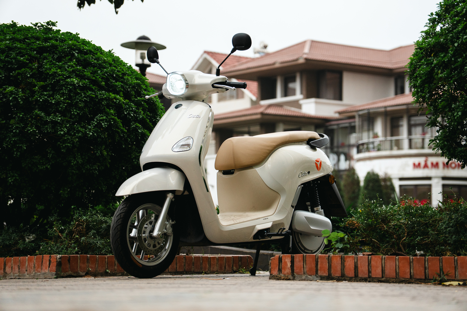 Đánh giá Yadea Osta: Xe máy điện dễ dùng nhưng còn điểm cần cải thiện để thuận tiện hơn - Ảnh 1