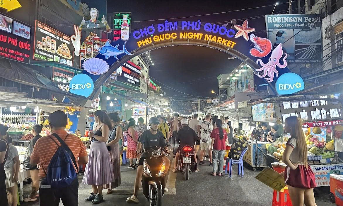 Chủ tịch đặc khu Phú Quốc: 'Không có chuyện dẹp bỏ chợ đêm' - Ảnh 1