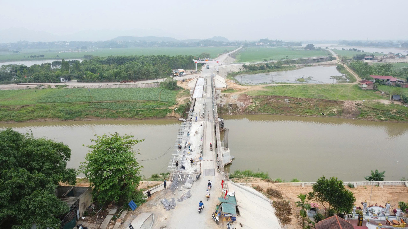 Một cây cầu nối tuyến huyết mạch ở Phú Thọ sửa chữa nhiều năm chưa xong - Ảnh 1