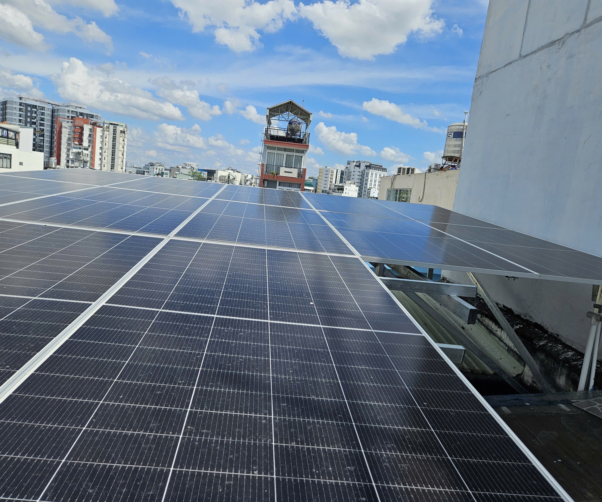 Sống ở chung cư có được lắp điện mặt trời mái nhà để giảm tiền điện? - Ảnh 1