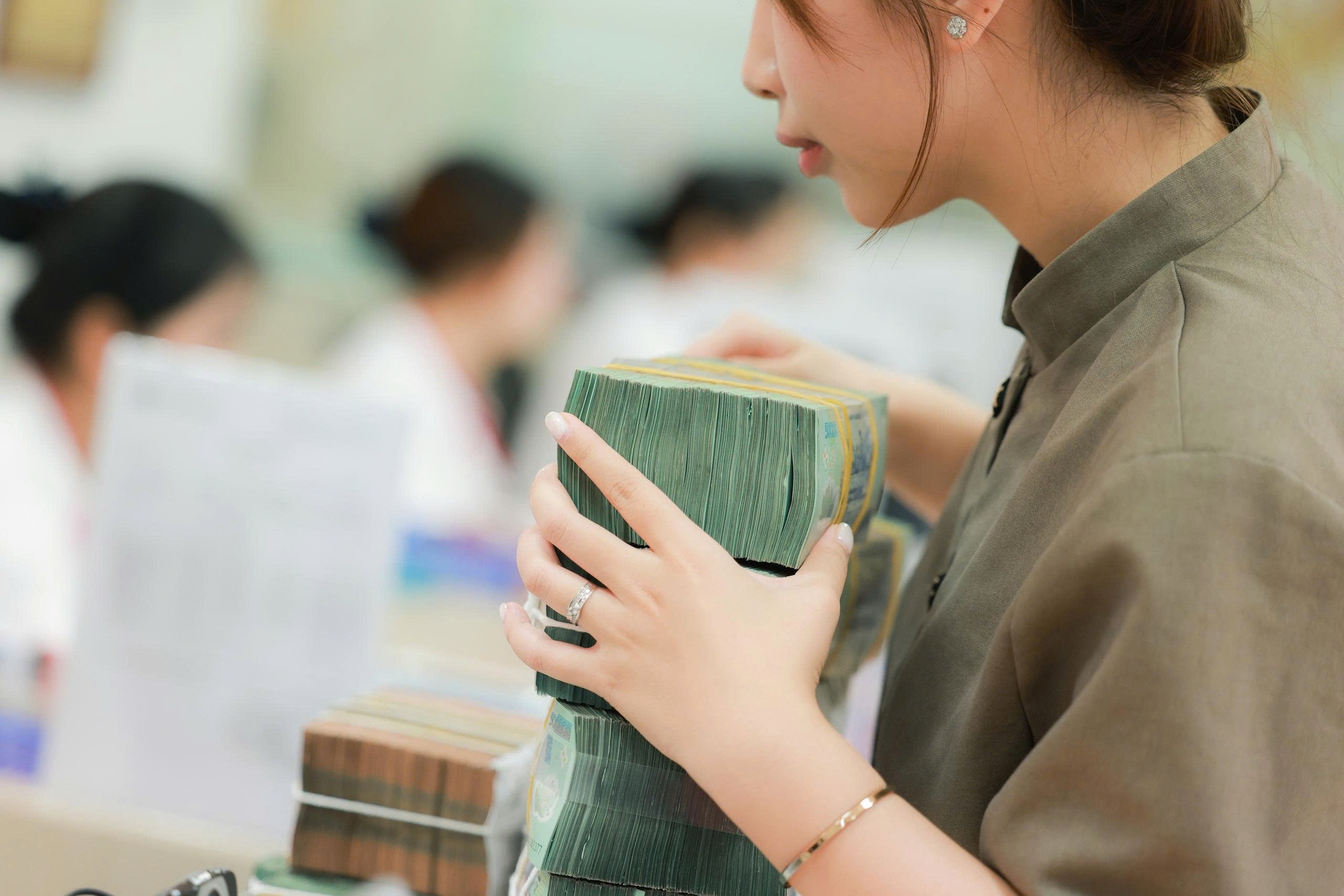 Một ngân hàng niêm yết lãi suất huy động 10%/năm - Ảnh 1