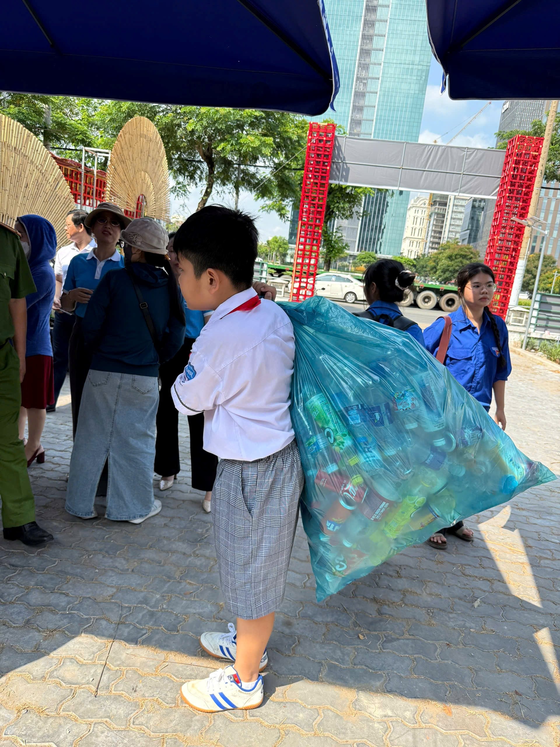 Unilever và Grac ra mắt trạm tái chế rác số hóa đầu tiên tại Tp.HCM - Ảnh 1