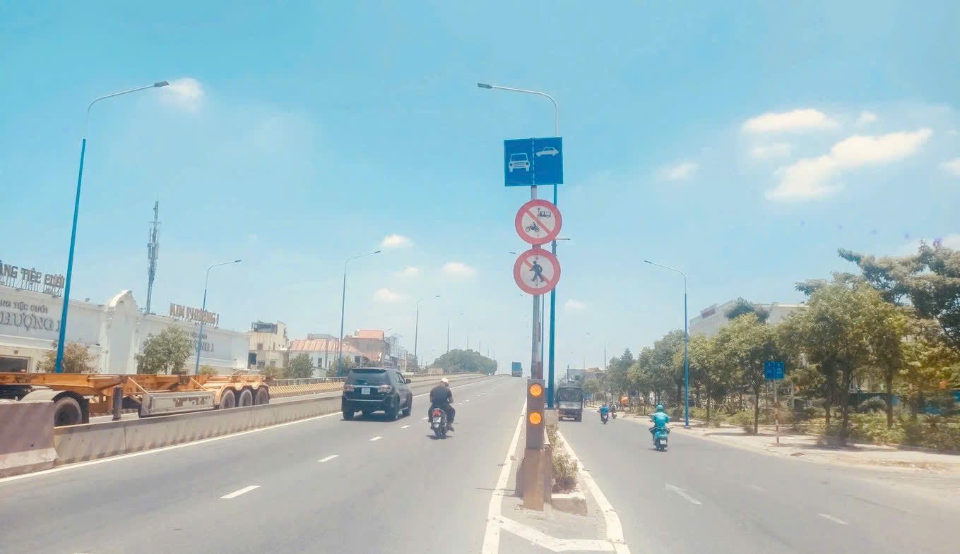 Người dân cần lưu ý khi lưu thông lên cầu vượt ngã tư 550, TPHCM - Ảnh 1