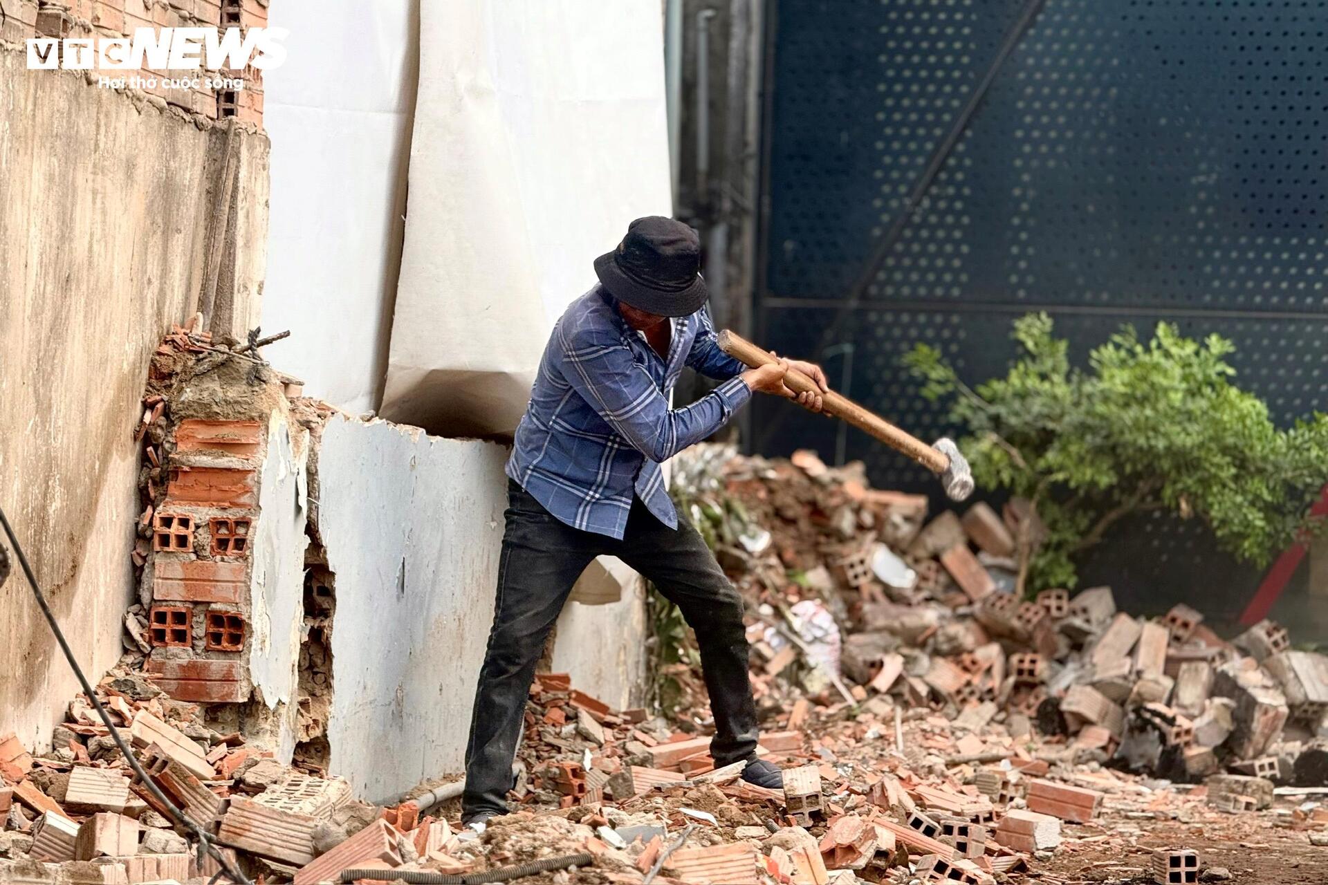 Người dân TP.HCM dỡ nhà, giao mặt bằng làm dự án Quốc lộ 13 mở rộng - Ảnh 5