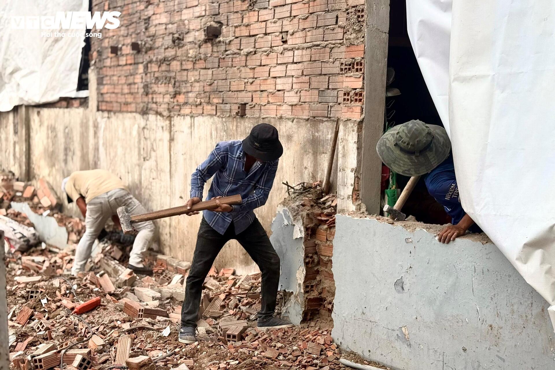 Người dân TP.HCM dỡ nhà, giao mặt bằng làm dự án Quốc lộ 13 mở rộng - Ảnh 4
