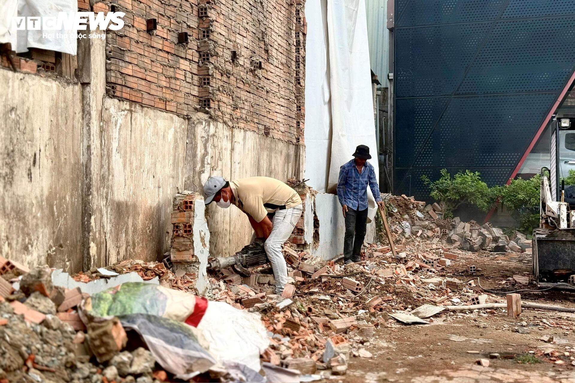 Người dân TP.HCM dỡ nhà, giao mặt bằng làm dự án Quốc lộ 13 mở rộng - Ảnh 3