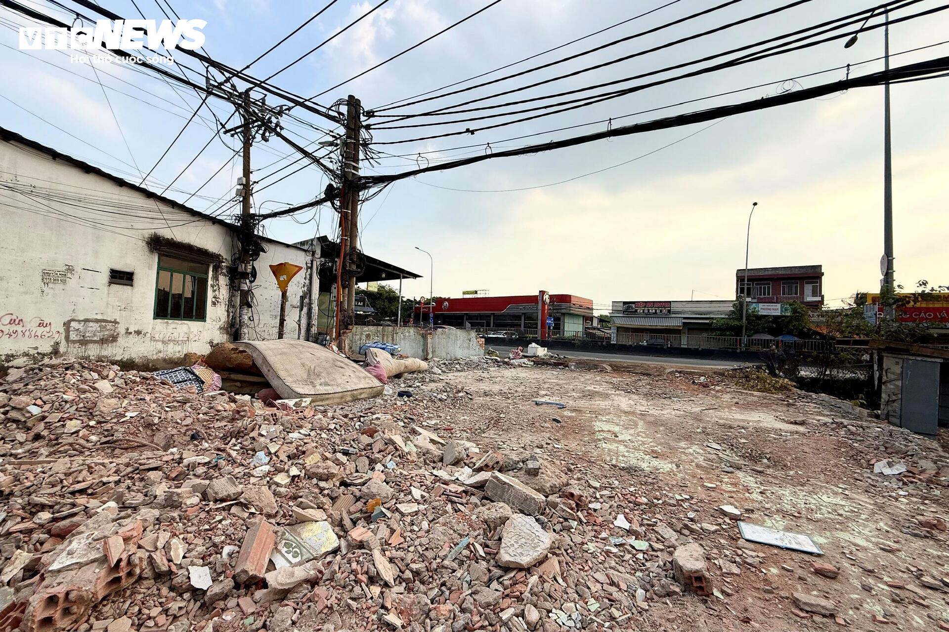 Người dân TP.HCM dỡ nhà, giao mặt bằng làm dự án Quốc lộ 13 mở rộng - Ảnh 1