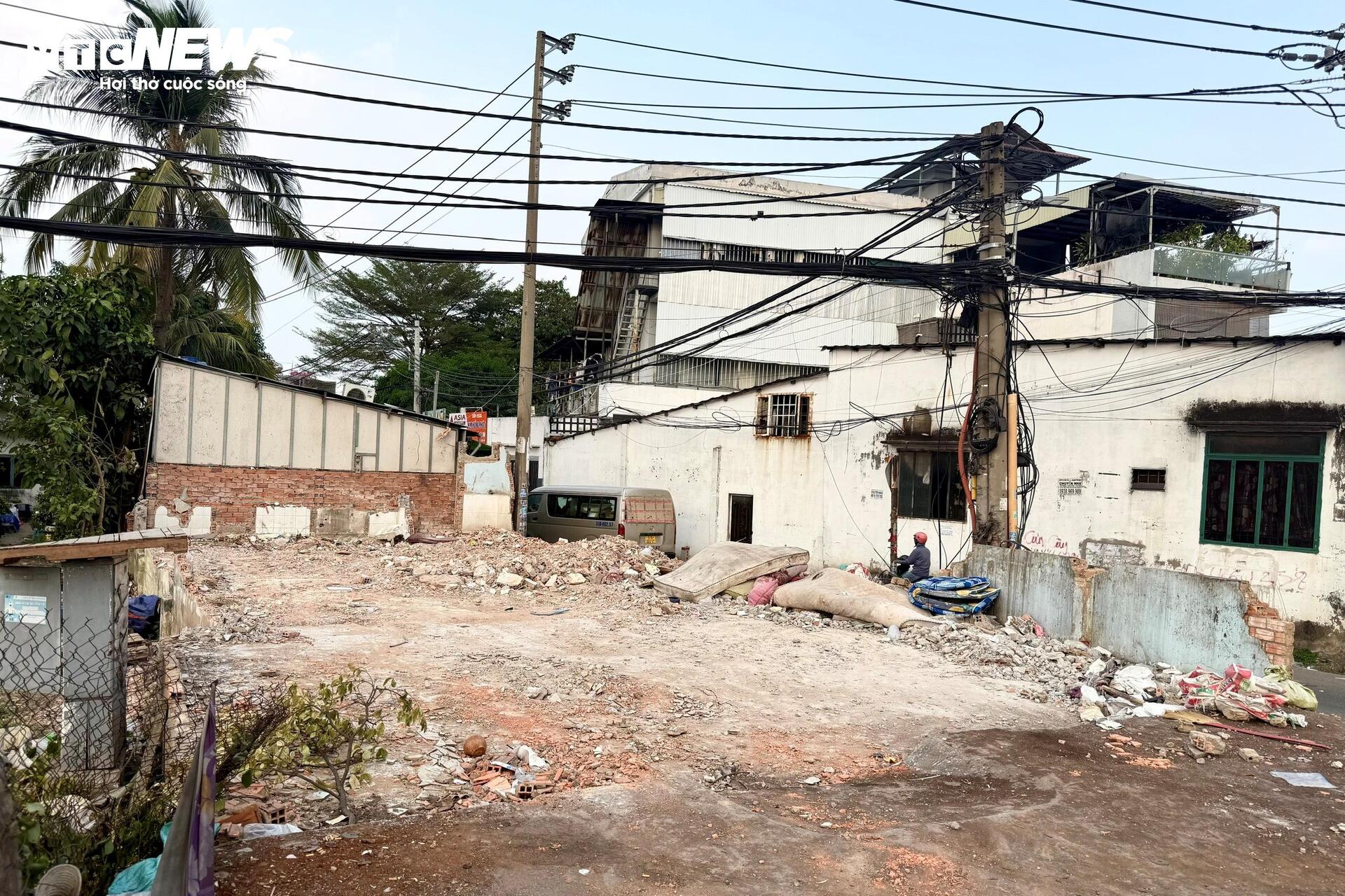 Người dân TP.HCM dỡ nhà, giao mặt bằng làm dự án Quốc lộ 13 mở rộng - Ảnh 2