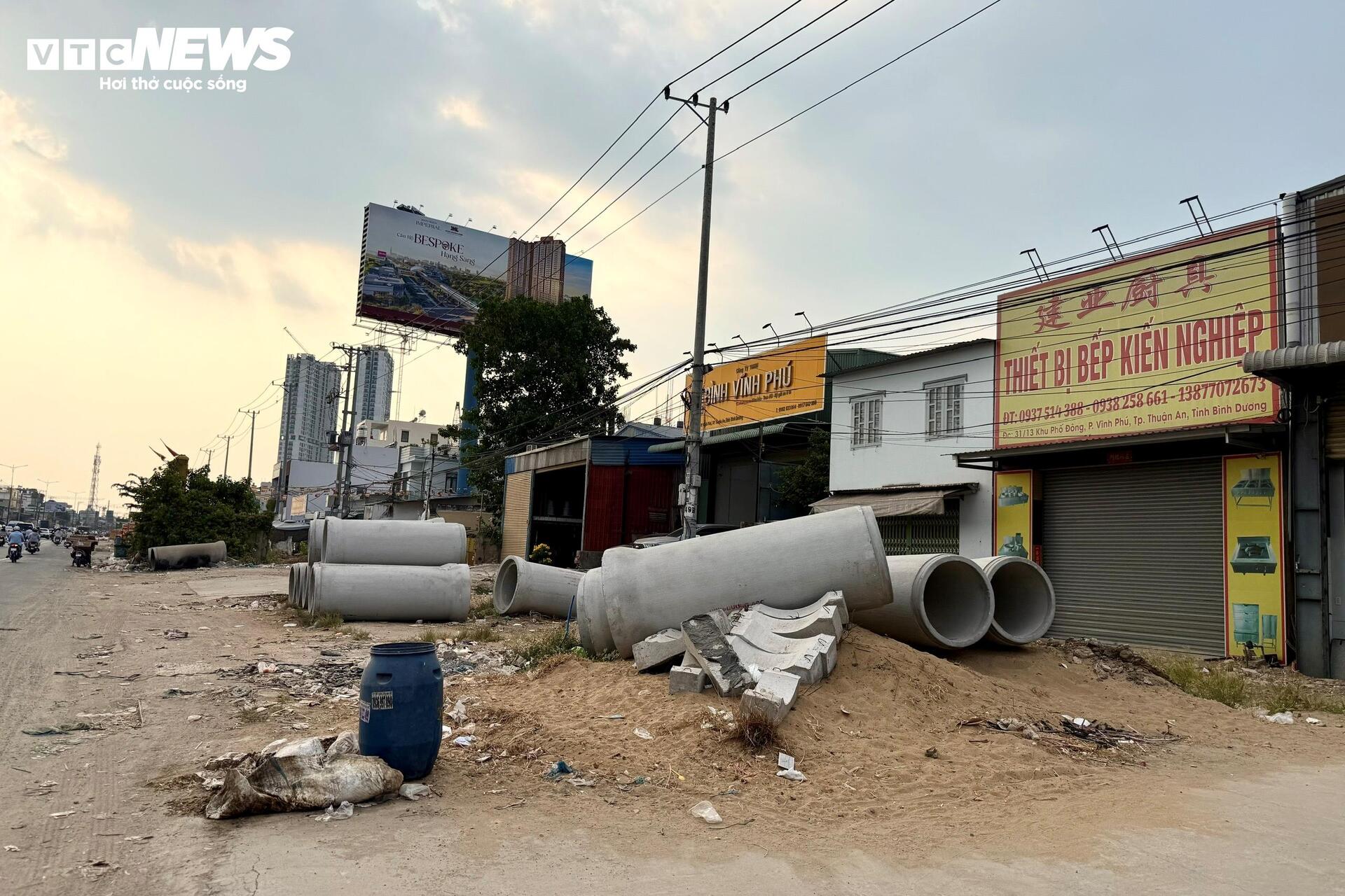 Người dân TP.HCM dỡ nhà, giao mặt bằng làm dự án Quốc lộ 13 mở rộng - Ảnh 21