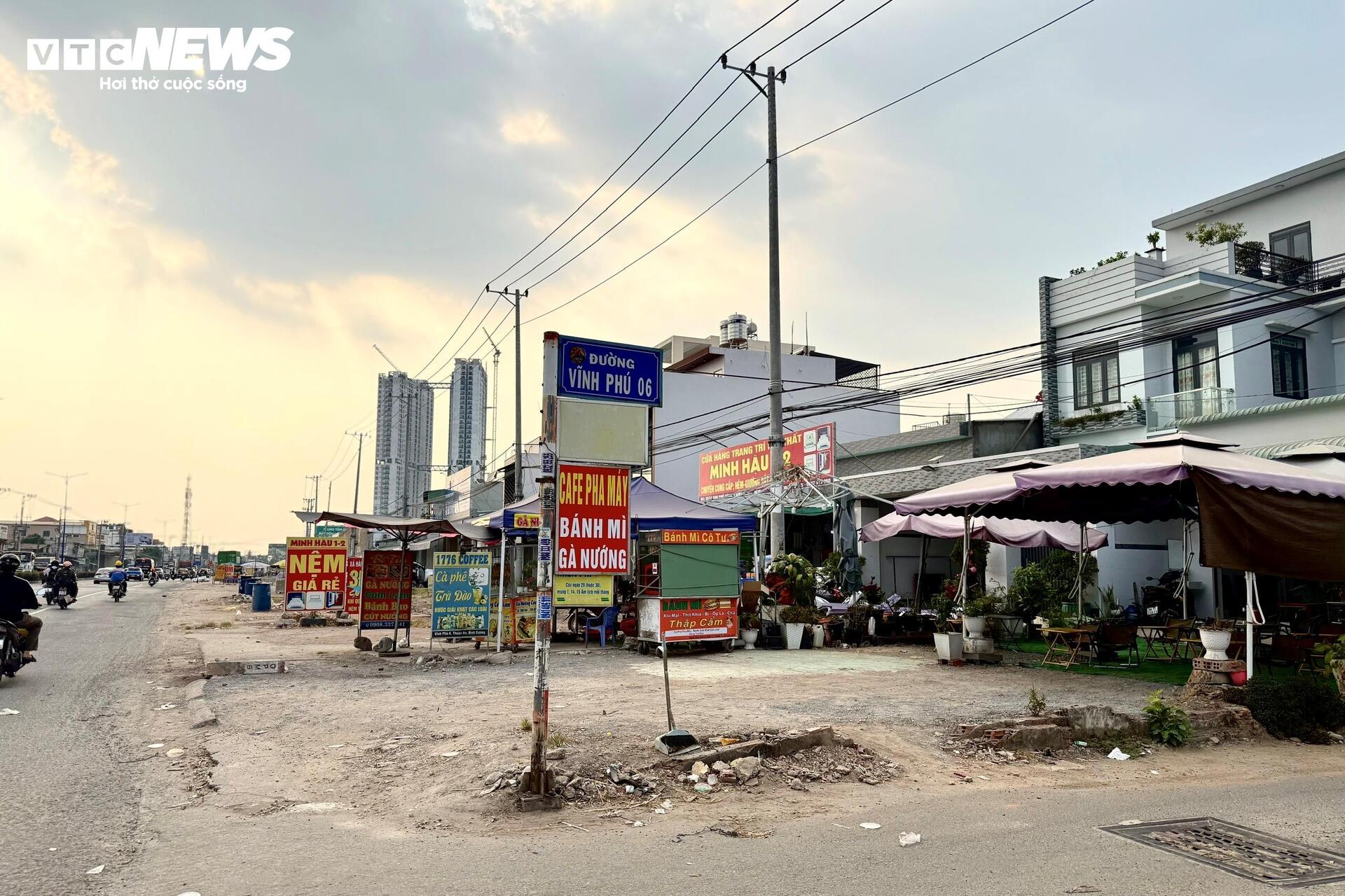 Người dân TP.HCM dỡ nhà, giao mặt bằng làm dự án Quốc lộ 13 mở rộng - Ảnh 19