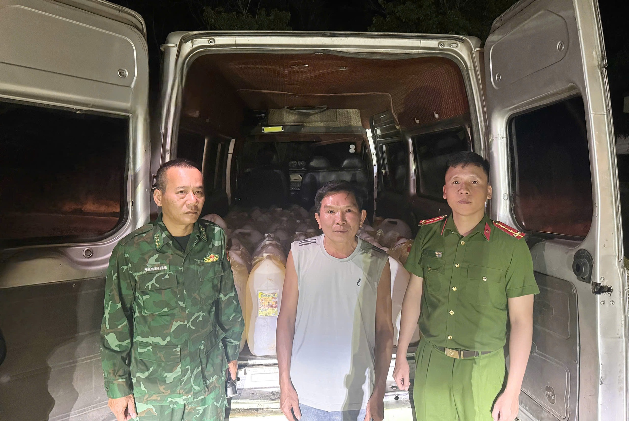 Nhiều vụ buôn lậu xăng dầu qua biên giới bị bắt giữ - Ảnh 2