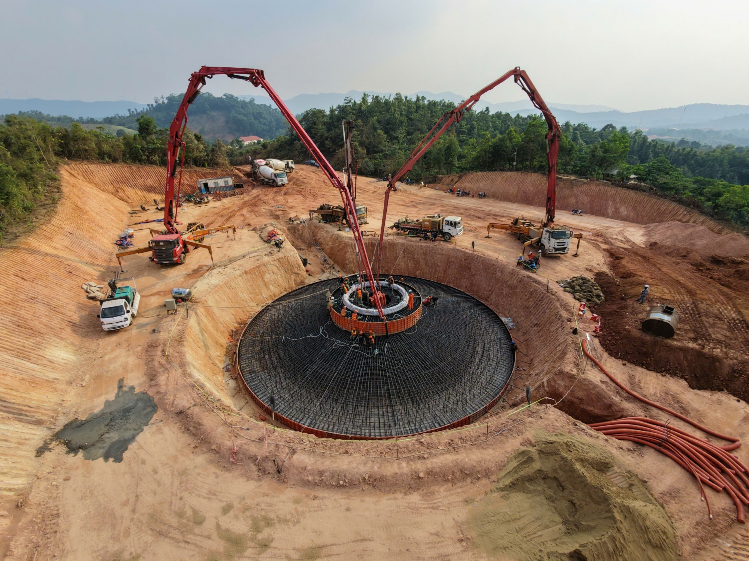 Nhiều mũi thi công đồng loạt, công trình năng lượng nghìn tỷ giữa dãy núi dài nhất Việt Nam dần 'lộ diện', dự kiến xong trong năm nay - Ảnh 1