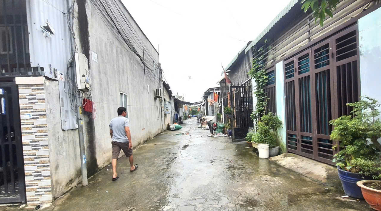 Cận cảnh hàng chục căn nhà “mọc” trên đất người khác ở TPHCM và nỗi lòng người lỡ mua - Ảnh 1