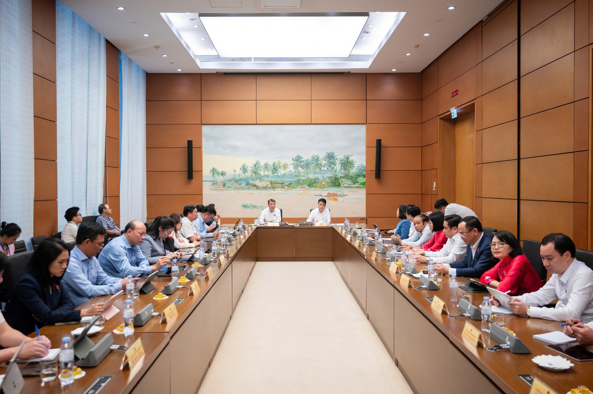 Thủ tướng: Chắc chắn phải nâng mức ngưỡng chịu thuế với hộ kinh doanh - Ảnh 1