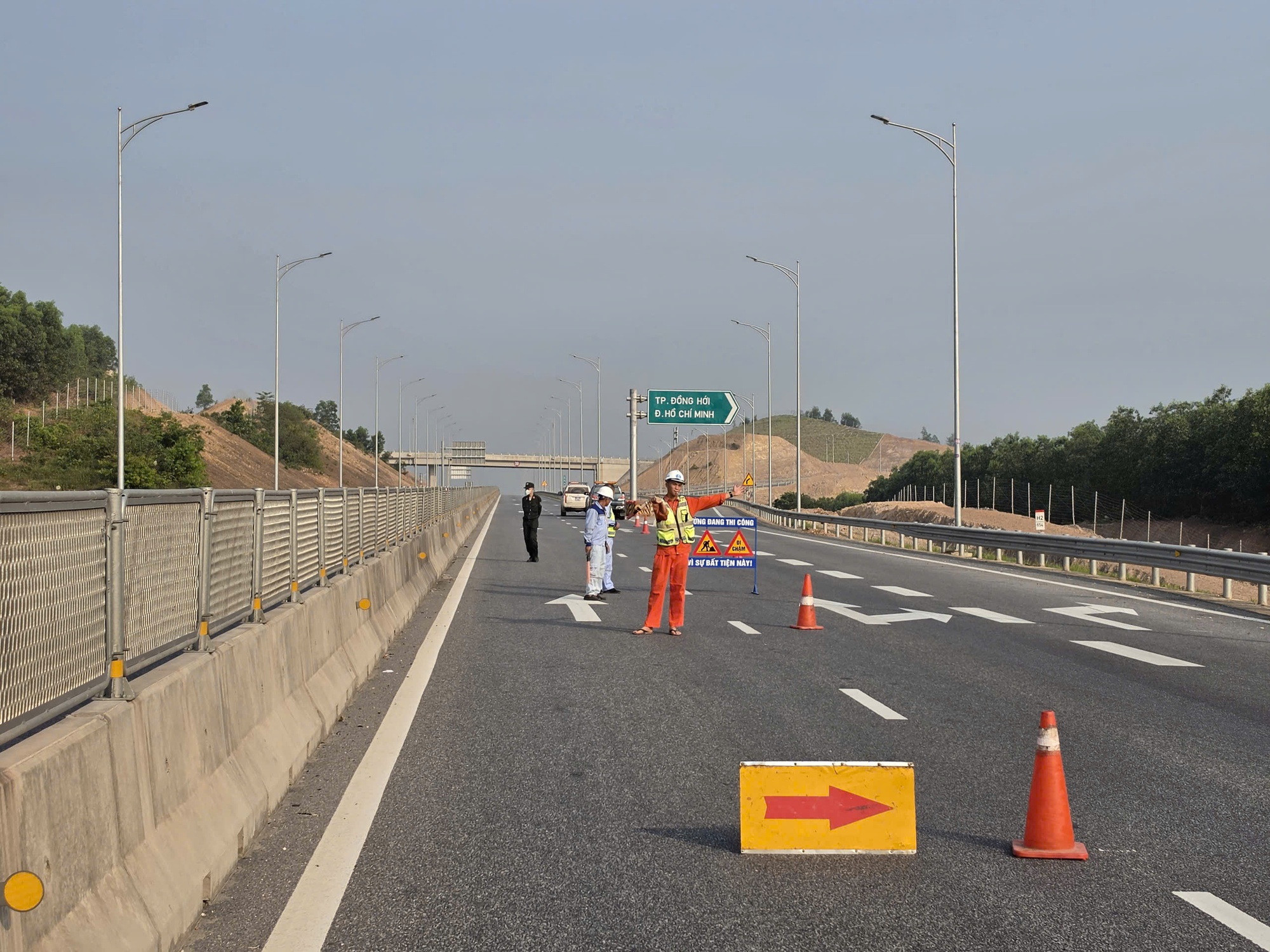 Đóng từng đoạn cao tốc Vũng Áng - Cam Lộ trong 5 ngày - Ảnh 2