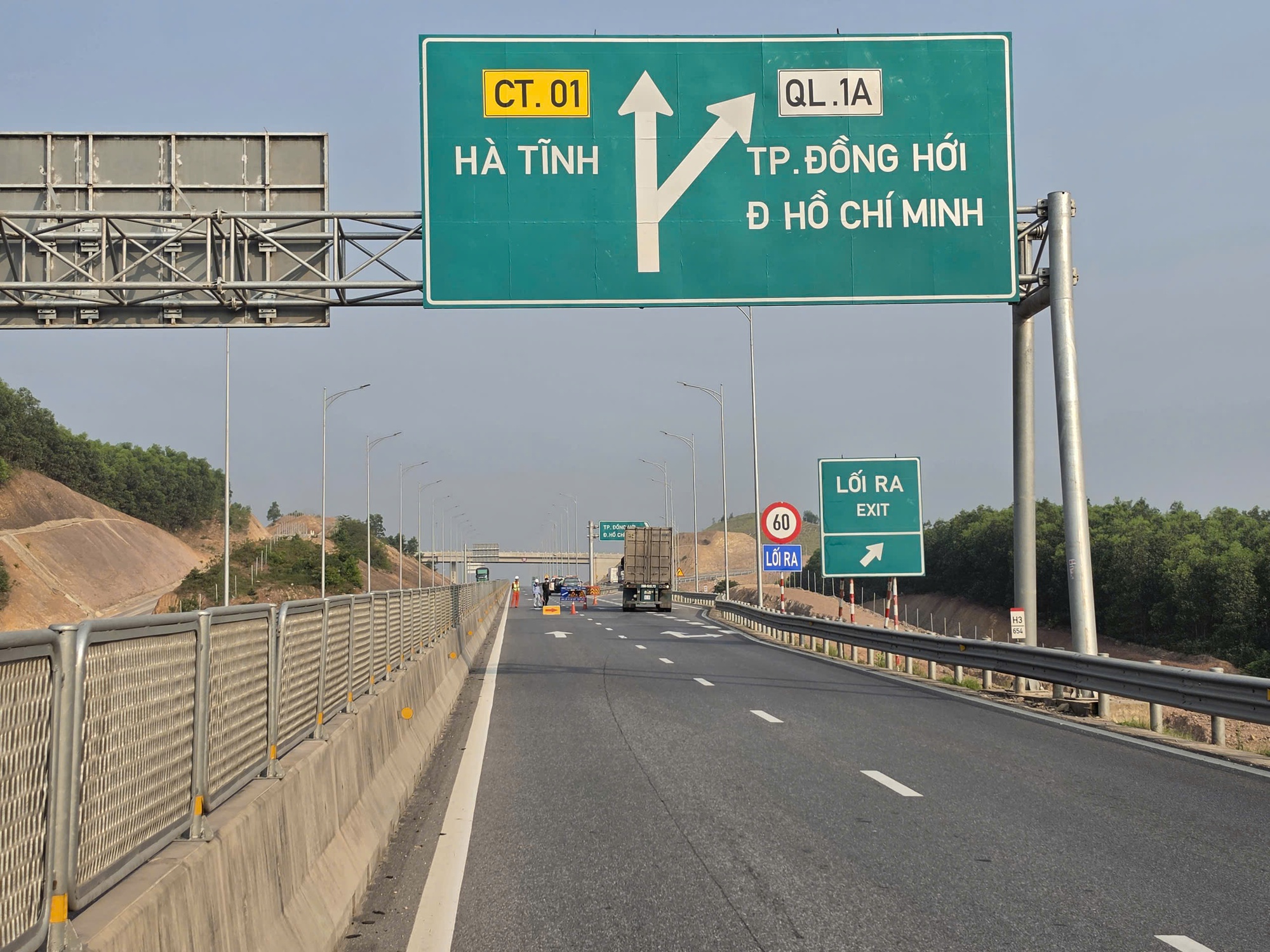 Đóng từng đoạn cao tốc Vũng Áng - Cam Lộ trong 5 ngày - Ảnh 1