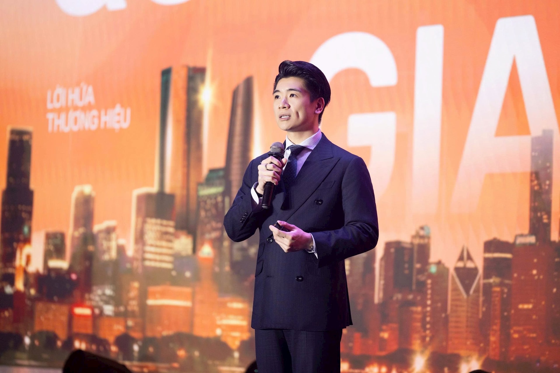 Phó Chủ tịch SHB xuất hiện lịch lãm tại ĐHĐCĐ 2026, giới thiệu bộ nhận diện mới lấy cảm hứng từ dáng hình đất nước - Ảnh 1