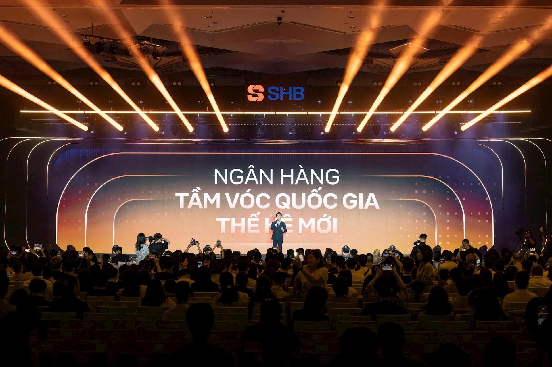 Phó Chủ tịch SHB xuất hiện lịch lãm tại ĐHĐCĐ 2026, giới thiệu bộ nhận diện mới lấy cảm hứng từ dáng hình đất nước - Ảnh 3