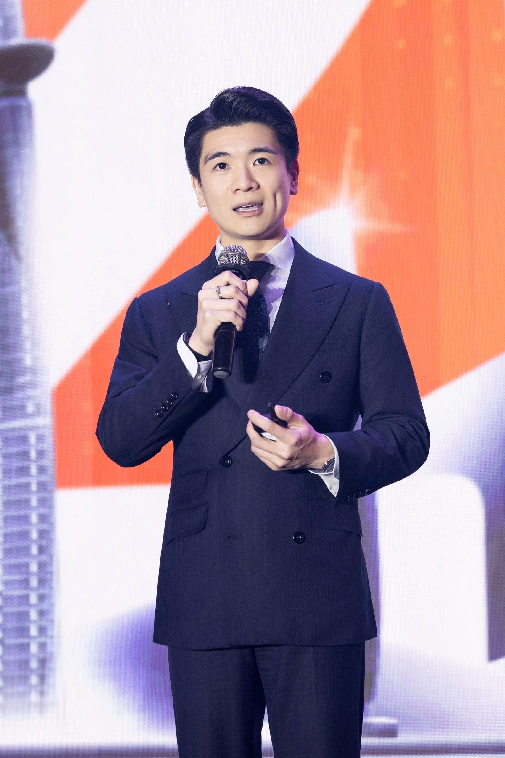 Phó Chủ tịch SHB xuất hiện lịch lãm tại ĐHĐCĐ 2026, giới thiệu bộ nhận diện mới lấy cảm hứng từ dáng hình đất nước - Ảnh 4