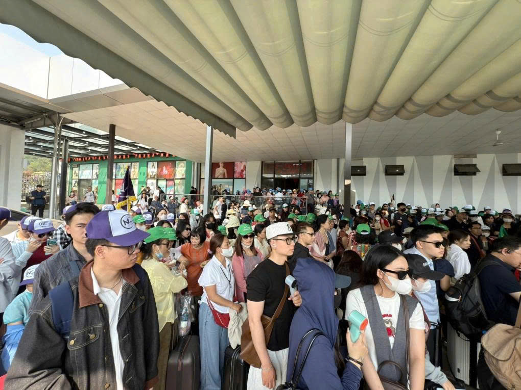 Cả Việt Nam rủ nhau đi Trung Quốc: Cửa khẩu đón nửa triệu khách, áp đảo 40% thị phần tour quốc tế - Ảnh 1