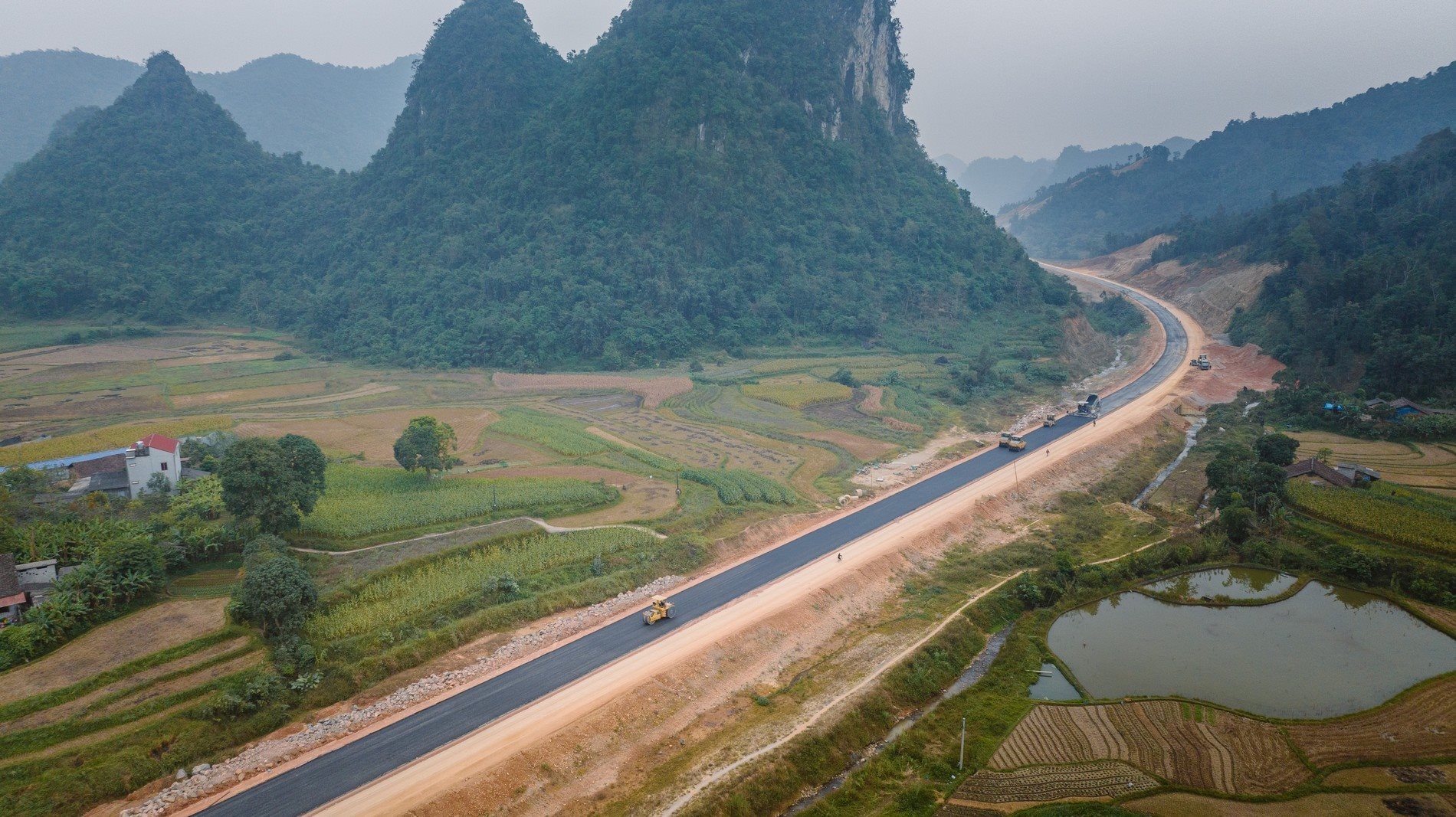 Gần 670km cao tốc, hơn 40km hầm đường bộ và loạt dấu ấn của Đèo Cả trên bản đồ hạ tầng giao thông Việt Nam - Ảnh 2