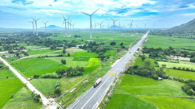 Đất nước qua những cung đường - Ảnh 1