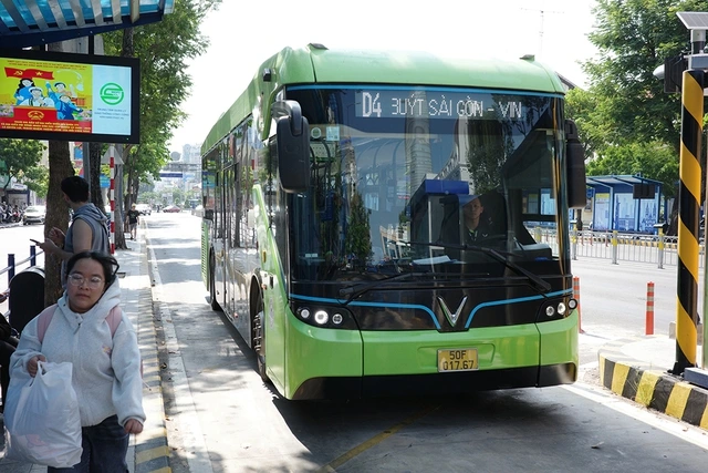 Bàn cách 'kéo' người dân đi xe buýt - Ảnh 1