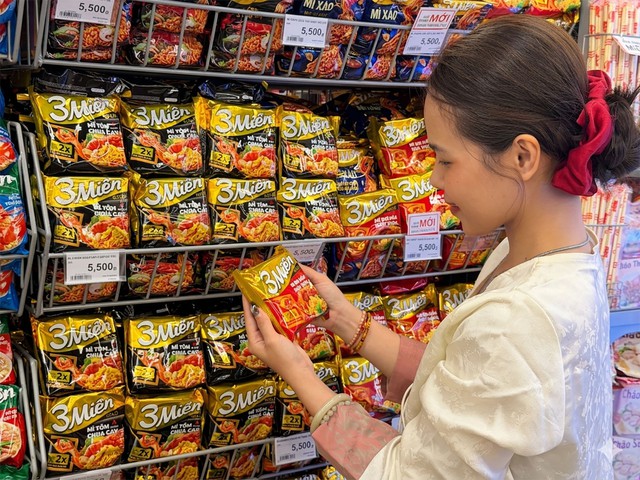 Xoay xở giữa tâm ‘bão giá’ - Ảnh 2