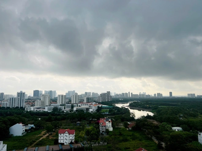 TP.HCM mây đen ùn ùn kéo đến, hôm nay sẽ có 'mưa vàng' giải nhiệt? - Ảnh 1
