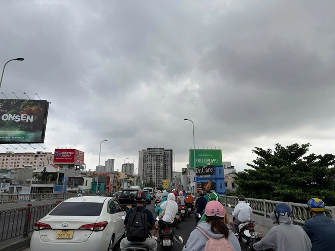 TP.HCM mây đen ùn ùn kéo đến, hôm nay sẽ có 'mưa vàng' giải nhiệt? - Ảnh 2