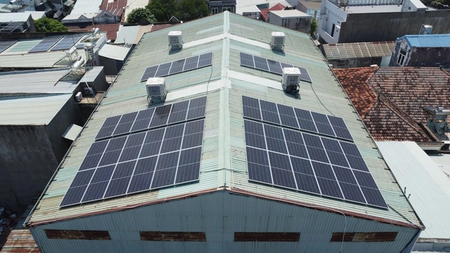 Dùng 600 kWh/tháng, lắp điện mặt trời có pin lưu trữ giúp tiết kiệm hàng triệu đồng - Ảnh 1