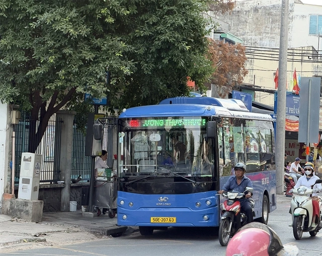 Bàn cách 'kéo' người dân đi xe buýt - Ảnh 2