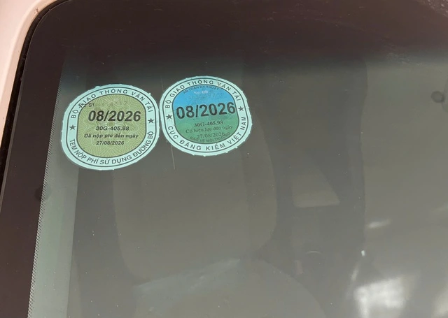 Từ 2027, bỏ tem kiểm định dán trên kính ô tô - Ảnh 1