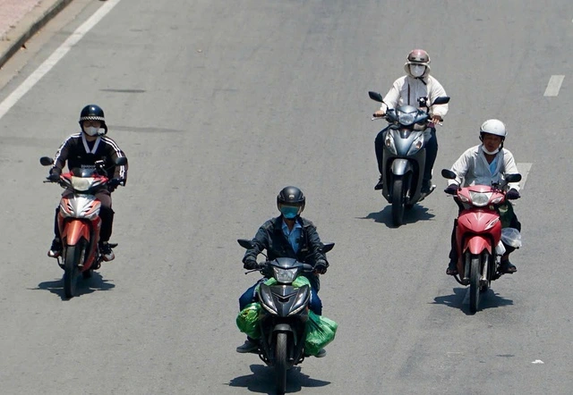 TP.HCM tiếp tục nắng nóng gay gắt, bao giờ mưa trái mùa trở lại? - Ảnh 1