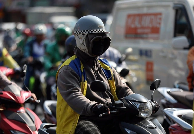 Nắng nóng như 'chảo lửa', nhiệt độ tiếp tục vượt 40 độ C - Ảnh 1