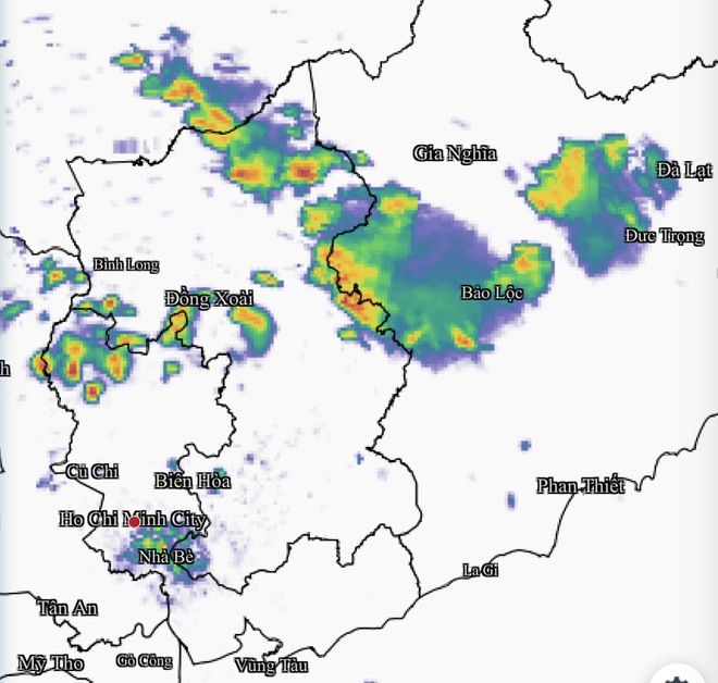 TP.HCM và miền Đông có mưa vàng giải nhiệt; nắng nóng cục bộ còn kéo dài - Ảnh 1