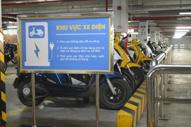 Thủ tướng yêu cầu đẩy nhanh hạ tầng trạm sạc xe điện tại chung cư - Ảnh 1