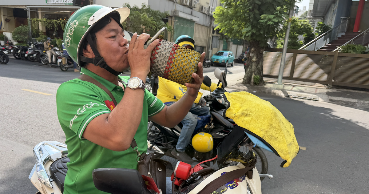 Tài xế công nghệ 'vật lộn' với nắng nóng gần 40 độ C