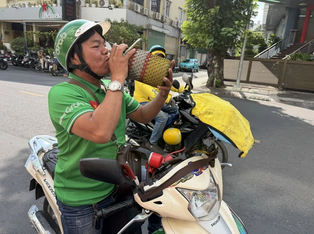 Tài xế công nghệ 'vật lộn' với nắng nóng gần 40 độ C - Ảnh 1