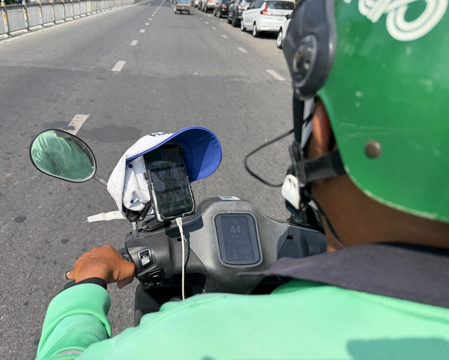 Tài xế công nghệ 'vật lộn' với nắng nóng gần 40 độ C - Ảnh 2