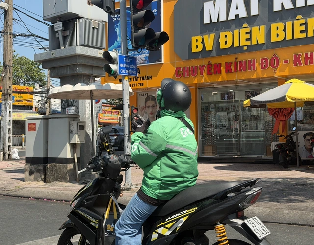 Tài xế công nghệ 'vật lộn' với nắng nóng gần 40 độ C - Ảnh 3