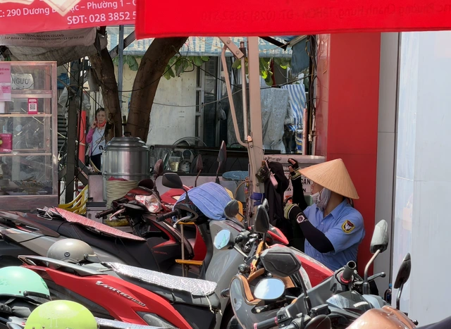 Tài xế công nghệ 'vật lộn' với nắng nóng gần 40 độ C - Ảnh 5