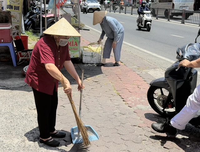 Tài xế công nghệ 'vật lộn' với nắng nóng gần 40 độ C - Ảnh 6