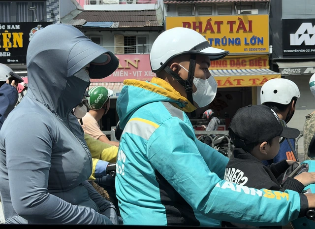 Tài xế công nghệ 'vật lộn' với nắng nóng gần 40 độ C - Ảnh 4