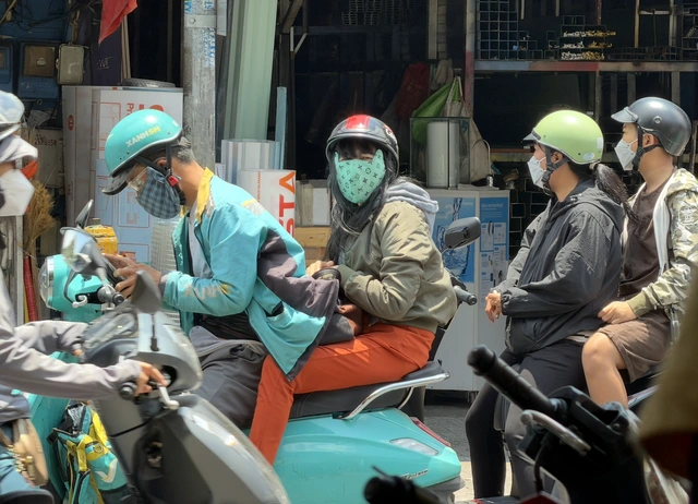 Tài xế công nghệ 'vật lộn' với nắng nóng gần 40 độ C - Ảnh 7