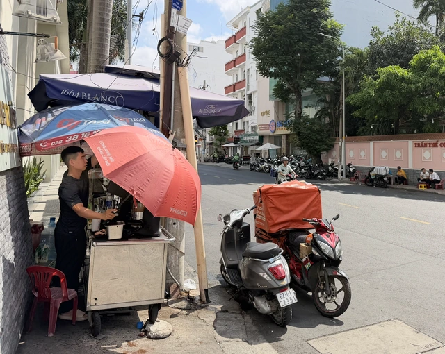 Tài xế công nghệ 'vật lộn' với nắng nóng gần 40 độ C - Ảnh 8